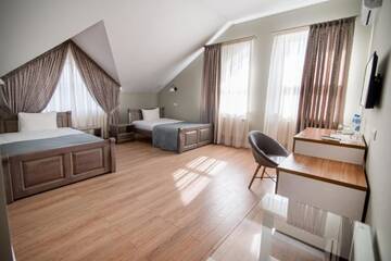 Фото номера Двухместный номер с 2 отдельными кроватями Отель Gosudar Hotel г. Кропивницкий 2
