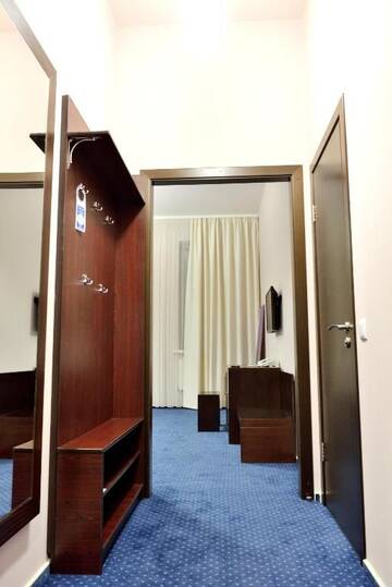 Фото номера Улучшенный двухместный номер с 2 отдельными кроватями Отель Gosudar Hotel г. Кропивницкий 5