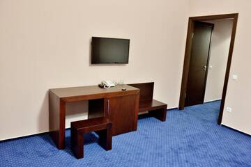 Фото номера Улучшенный двухместный номер с 2 отдельными кроватями Отель Gosudar Hotel г. Кропивницкий 6