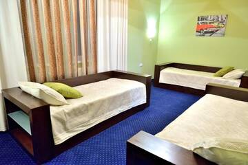 Фото номера Стандартный трехместный номер Отель Gosudar Hotel г. Кропивницкий 5