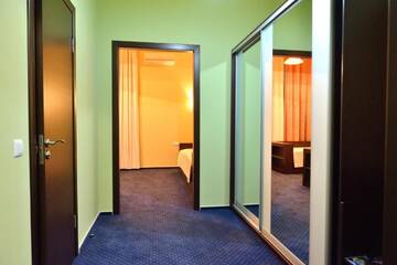 Фото номера Стандартный трехместный номер Отель Gosudar Hotel г. Кропивницкий 2
