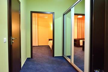 Фото номера Стандартный трехместный номер Отель Gosudar Hotel г. Кропивницкий 6