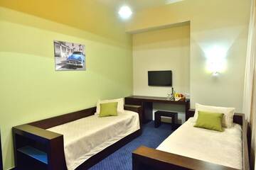 Фото номера Стандартный трехместный номер Отель Gosudar Hotel г. Кропивницкий 4